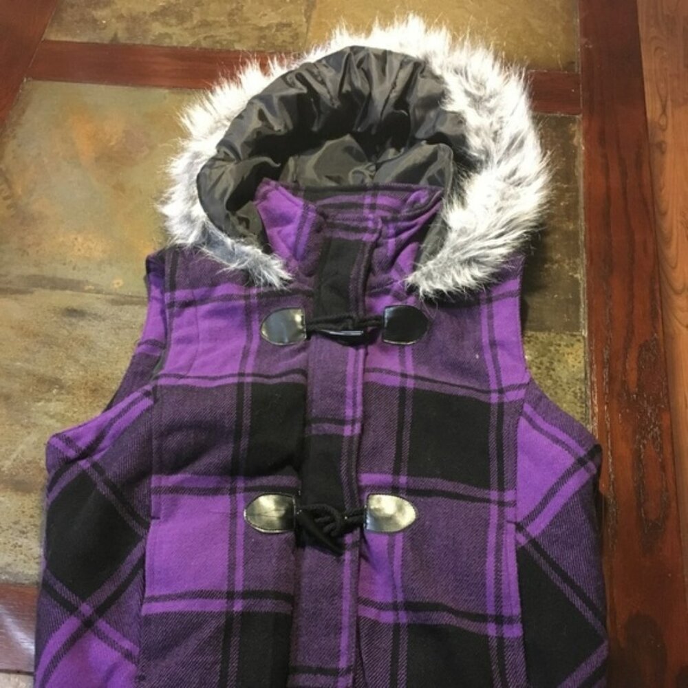 3/$35 OP Girls Vest with faux fur detail on hood. Size 7/8